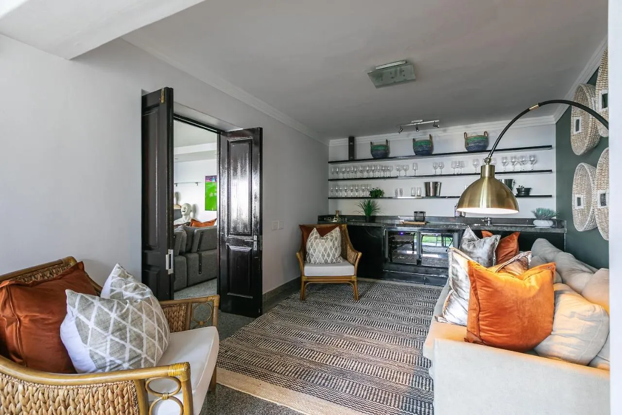 Επικοινωνία με το Bali And Eva Fresnaye. Luxurious 7 Bedroom Villa. Pool And Grand Patio